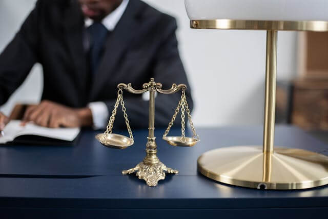 Servicios legales y defensa jurídica empresarial